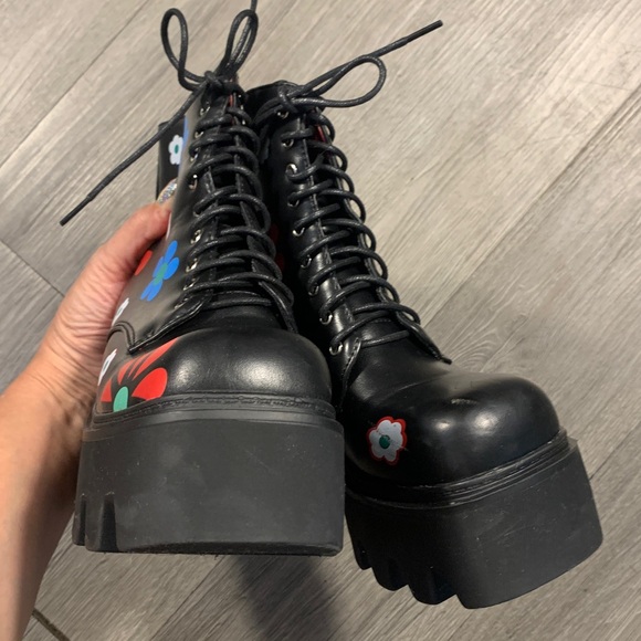 Dolls Kill LAMODA Black Free Spirit Platform Lug Flower Ankle Boots size 6 - Picture 8 of 14